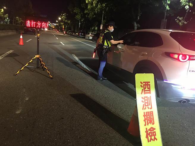 松山分局首创将字幕机设置于路检点。（翻摄照片／林郁平台北传真）