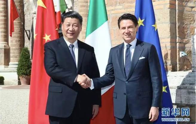 2019年3月23日义大利总理孔特和中国大陆国家主席习近平在罗马签署一带一路贸易协议后握手。（新华社）