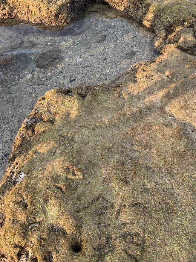 脸书社团「小琉球联盟」一张游客在珊瑚礁上刻名字的照片引发热议，网友直呼离谱。（民眾蔡小姐提供／谢佳潾屏东传真）