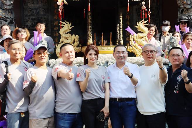 民进党籍县议员黄嫈珺（右四）以天公坛坛艺阁团员身分到场，与侯友宜同框，引来倒戈解读。（吕妍庭摄）