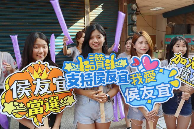 许多支持者手持手举牌、拿加油棒喊冻蒜，其中加油棒由前省谘议员黄文峯制作。（吕妍庭摄）