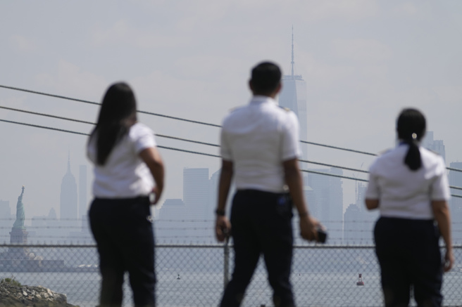 6月美國新增就業人口下滑，且不如美國財經媒體「市場觀察」（MarketWatch）調查的經濟學家預估中值24萬人，暗示美國經濟熱度正在降溫。(圖/美聯社)