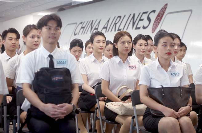 考生在面試前緊張地在考場外等候。（范揚光攝）