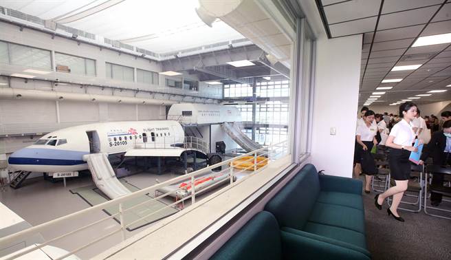 中華航空8日舉行空服員招募初試，吸引近4千人報考，左為華航空服員訓練中心。（范揚光攝）