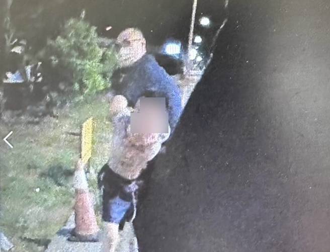 失恋玛莎拉蒂男裸露上身刺青，在急诊室突抓狂砸毁设备恐吓医护。(戴志扬翻摄)