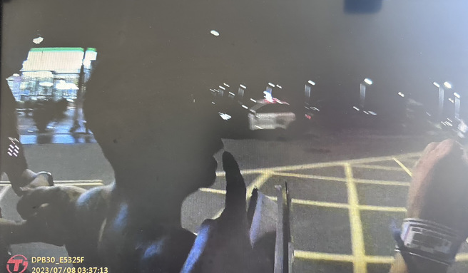 失恋玛莎拉蒂男裸露上身刺青，在急诊室突抓狂砸毁设备恐吓医护。(戴志扬翻摄)