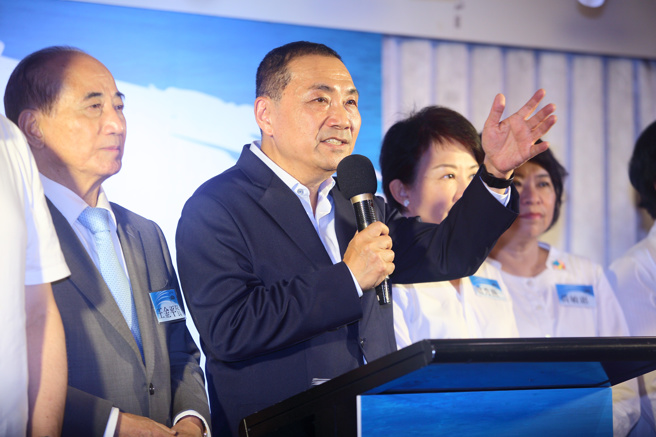 国民党总统参选人侯友宜（中）与前立法院长王金平（左）等人5日出席「厚友谊立委后援会」成立大会。（资料照,张铠乙摄）