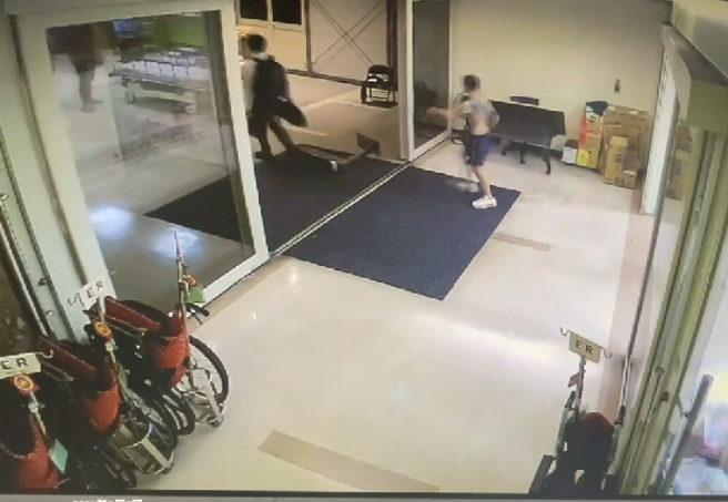 失恋刺青男开玛莎拉蒂撞BMW ，急诊室抓狂砸毁设备恐吓医护。(戴志扬翻摄)