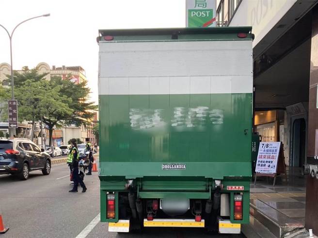 一輛郵務車停靠在郵局前，卻有騎士經過頭部擦撞艙門把手，送醫不治死亡。（讀者提供／程炳璋台南傳真）