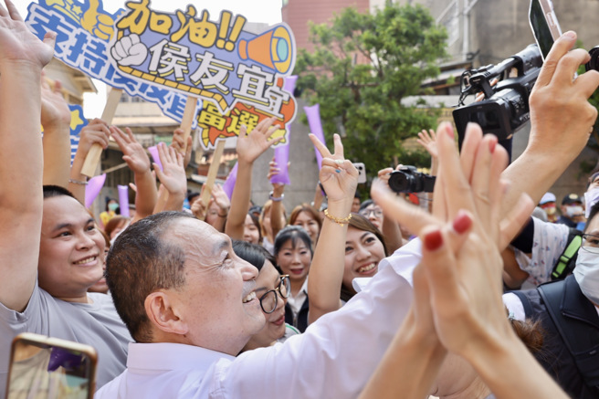 侯友宜今首站回到老家朴子的天公坛、配天宫参拜，上千位民眾齐聚庙埕，高喊「侯友宜冻蒜」。（侯友宜竞选办公室提供）