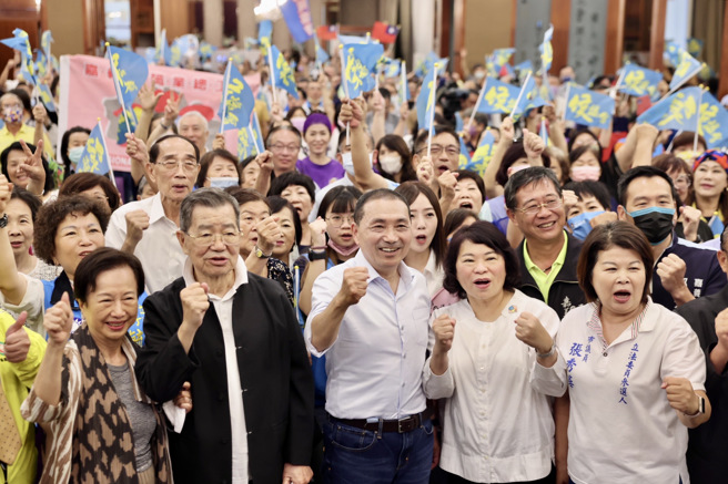 前副总统萧万长今天虽然声音有些沙哑，但仍奋力地向全国乡亲推荐侯友宜。（侯友竞选办公室提供）