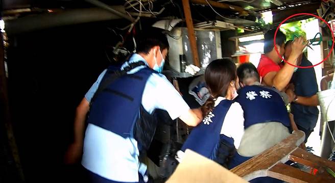 黄男竟拿起剪刀攻击员警，林圣智见状奋不顾身的抱住黄男，并徒手抢下他手中的剪刀，合力压制顺利逮捕黄男，惊险瞬间遭警方秘录器录下。（民眾提供／吴建辉彰化传真）