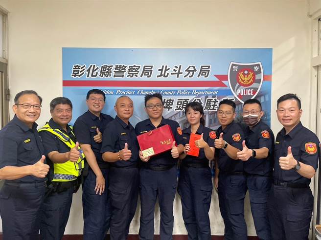 　彰化县警察局长张国雄得知埤头分驻所所长林圣智于查缉过程中，为保护同仁安全奋不顾身，还特别前往分驻所慰问并表扬其英勇事蹟。（民眾提供／吴建辉彰化传真）