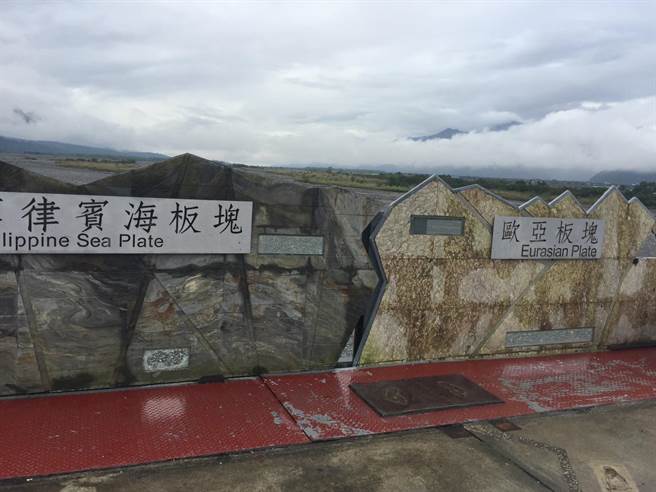 玉富自行车道，在秀姑峦溪桥上的板块交界处设置地标。（王志伟摄）