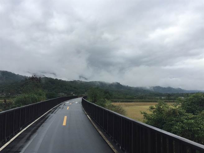 玉里镇玉富自行车道最精华的玉富旧铁桥（秀姑峦溪桥）段，跨越菲律宾、欧亚板块交界，去年918地震后受损封闭，花莲玉里镇玉富自行车道是旧铁道改建而来。（纵管处提供／王志伟花莲传真）