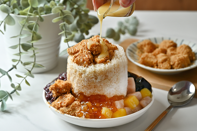 招牌麻糬燒冷冰可以一口氣品嚐麻糬的軟糯、芋圓粉圓的Ｑ、紅豆的綿密和仙草的滑溜等多重口感，最適合什麼都想要來一點的選擇障礙者。(攝影/Carter)