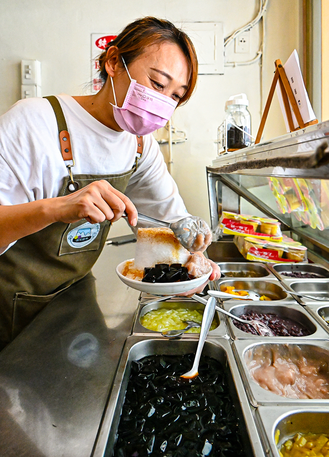 吧台琳瑯滿目的八寶配料，幾乎都由闆娘手工熬煮。(攝影/Carter)