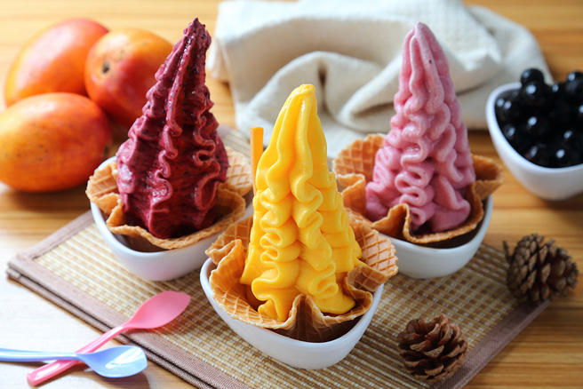 自製薄煎餅壓成花朵碗型，擠入減糖低脂無負擔的水果霜淇淋，多吃幾種口味也不會產生罪惡感。(攝影/Carter)