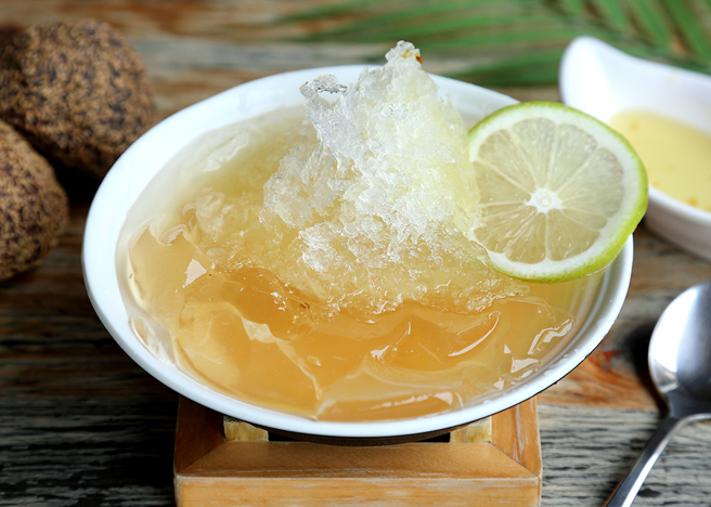 桂花檸檬愛玉使用野生的那瑪夏愛玉手洗製成，口感清涼滑溜，與桂花蜜及檸檬相當速配。(攝影/Carter)