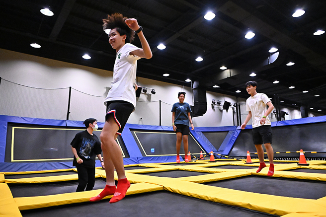 自由彈跳區空間寬闊可暢快跳耀，氣墊區則是玩獨木橋遊戲或練習空翻的好地點。(攝影/Carter)