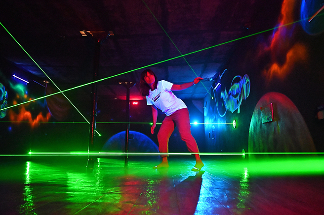 「雷射迷宮」有不同難度雷射光束挑戰，玩家需具備速度和靈活度才能破關。(攝影/Carter)