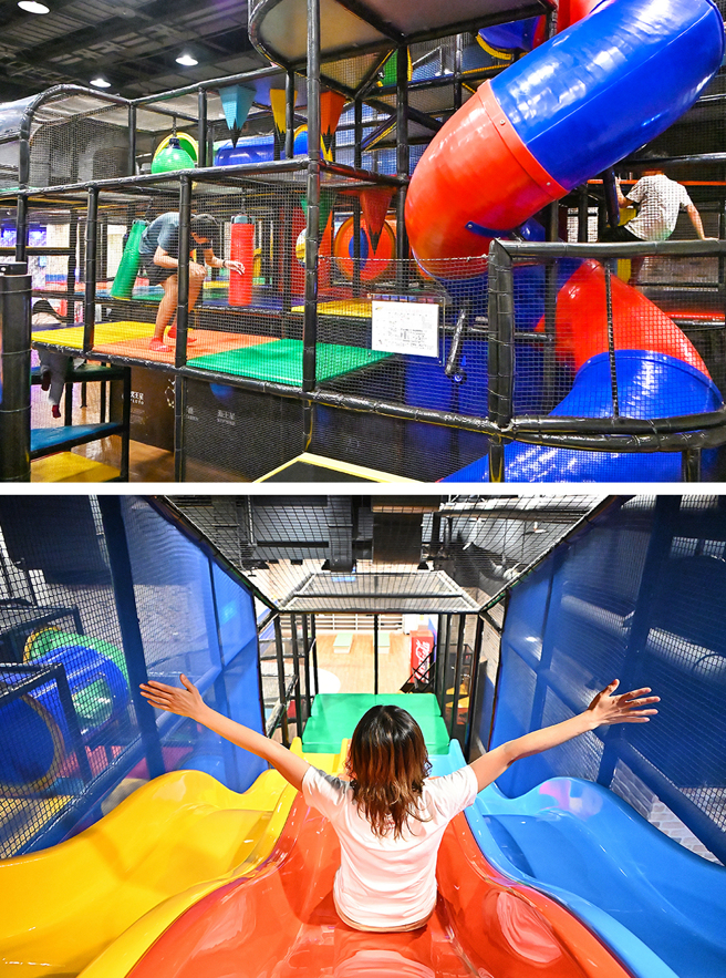 「勇者堡壘滑梯遊樂區」結合隧道爬行、吊橋和溜滑梯等玩法，包覆安全軟墊，最適合幼兒。(攝影/Carter)