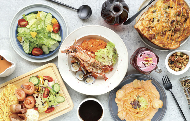 穀倉咖啡空間挑高寬敞，提供飲品、自製鬆餅、義大利麵、潛艇堡等餐點，週末還會不定期安排現場音樂演出。(圖片提供/紅頂穀創穀物文創樂園)