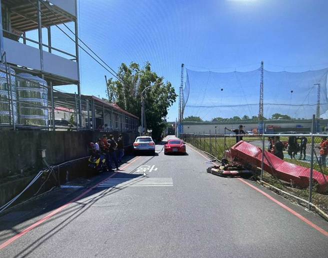 香港籍罗姓男子7日到桃园市1赛车场玩卡丁车，结果撞破赛车场护栏，且还与1辆保时捷发生相撞。（翻摄照片）