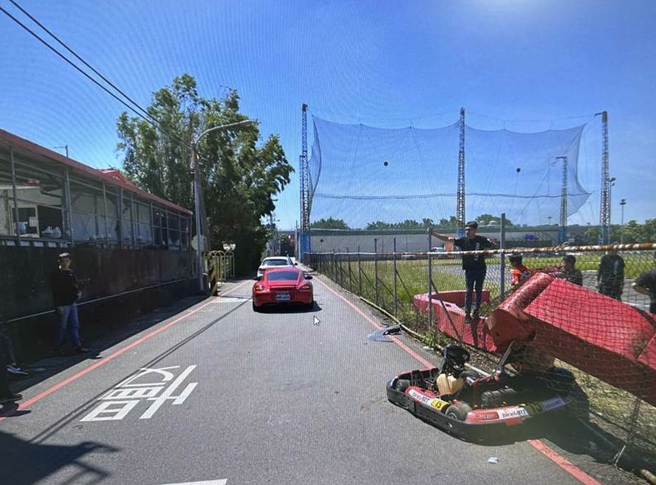 香港籍罗姓男子7日到桃园市1赛车场玩卡丁车，结果撞破赛车场护栏，且还与1辆保时捷发生相撞。（翻摄照片）