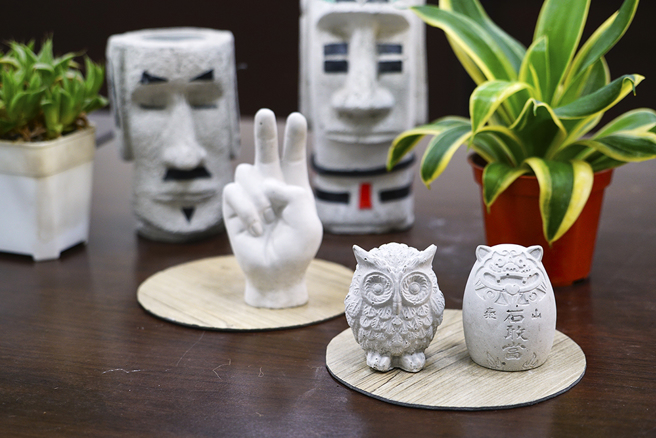 再生粒料可製成各式各樣文創商品，讓民眾認識焚化爐底渣回收的應用，了解循環經濟可能性。(攝影/Cindy Lee)