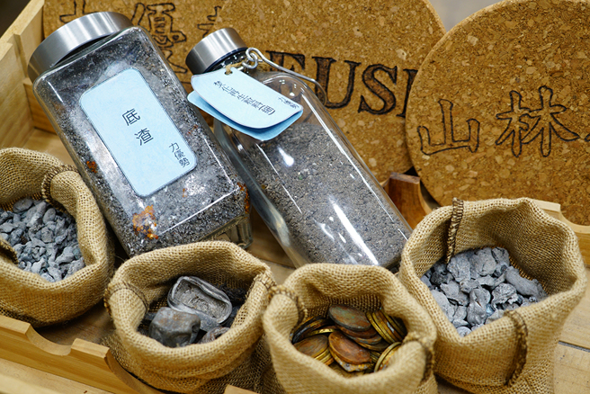 焚化爐底渣內含許多可再生物質，包括錢幣、鐵粒、鐵砂、銅、不鏽鋼等，負責處理的業者就像是都市採礦。(攝影/Cindy Lee)