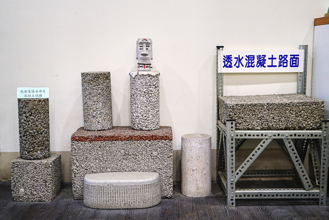 再生粒料廣泛應用於公共工程，如鋪設人行道排水溝、透水混泥土路面等。(攝影/Cindy Lee)