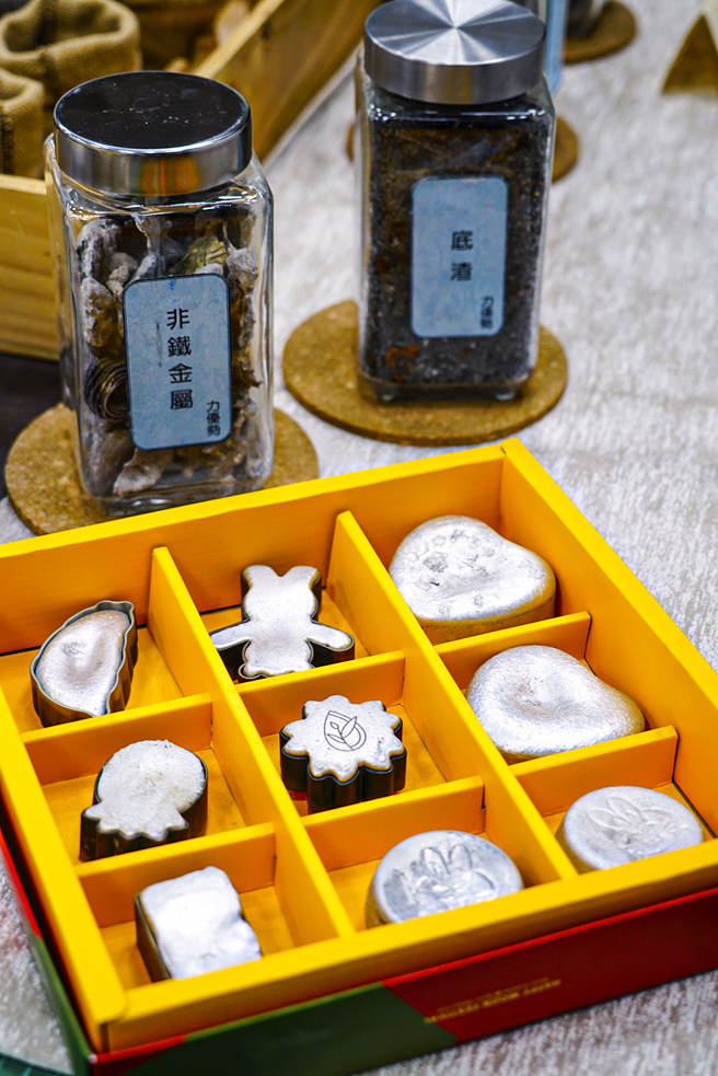 再生粒料經處理後變身造型可愛的文創商品，包括鋁錠月餅紙鎮、消波塊造型擴香石、迷你摩艾花器或煙灰缸、小花盆等。(攝影/Cindy Lee)