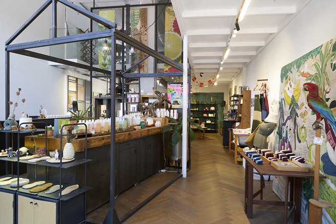 位於駁二大義倉庫區的「伊日好物 」為一間複合式生活選品店，除讓藝術設計走進生活，也帶來不同的環保新視野。(攝影/Cindy Lee)