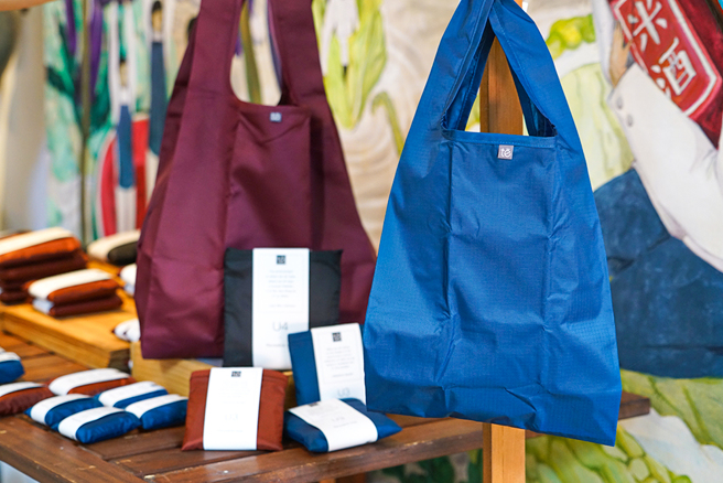 店內引進品牌「簡單袋」利用零碼布製作環保袋。了解消費者喜新厭舊的心理，為了讓資源重複利用最大化，更開啟「好袋循環」，提供優惠折抵，鼓勵消費者回收「簡單袋」。(攝影/Cindy Lee)