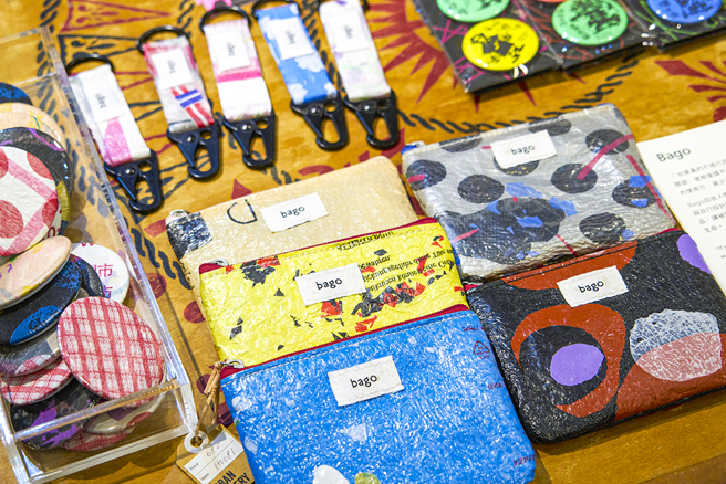 「Bago」回收日常使用的塑膠袋，經清洗與加工處理，變身獨一無二的日常配件。(攝影/Cindy Lee)