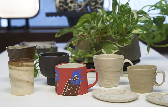 「伊日好物 」與研究庫泥十餘年的達人及陶藝家合作，將水庫淤泥再利用，變身為日常美學。(攝影/Cindy Lee)