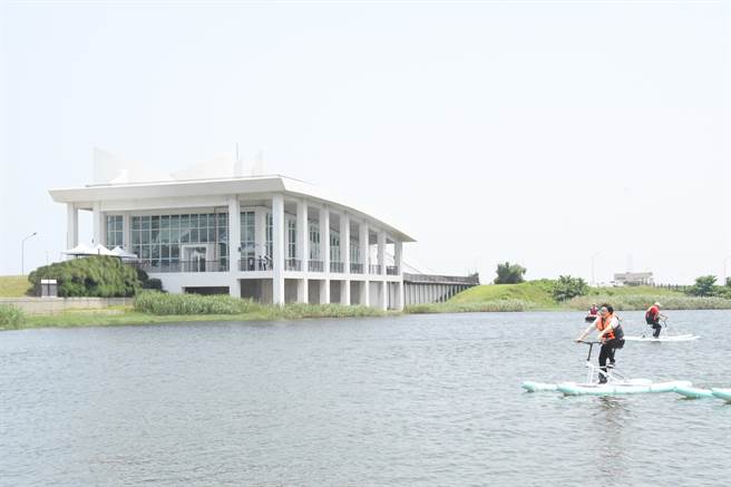 除了海域活动外，陆地上也安排小型水上溜滑梯，室内白色海豚屋彰化县自然生态教育中心内还有静态滨海生态展览。（吴建辉摄）