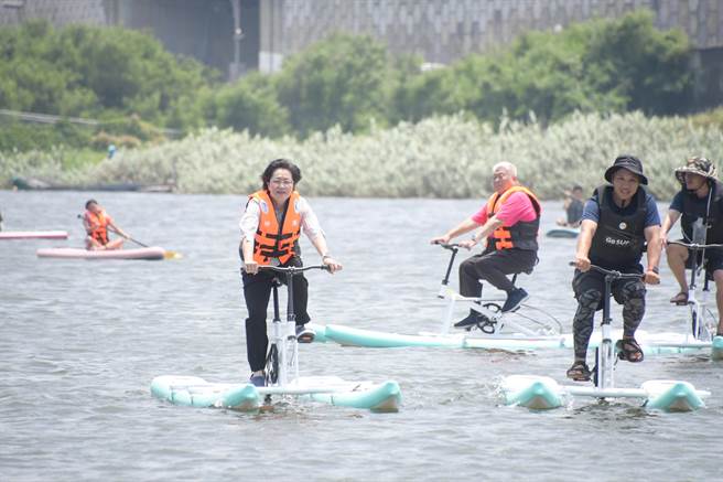 王惠美表示，庆安水道的水域很平静，非常适合发展水上活动，去年SUP、独木舟大受好评，今年更首次推出水上自行车、龙舟板SUP。（吴建辉摄）