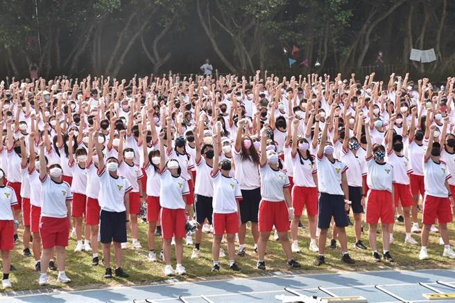 新竹市将自112学年度第1学期起，调降国中艺术领域等共计7科、365位教师每周授课节数。图为培英国中健体老师指导大会舞。（新竹市政府提供／陈育贤新竹传真）