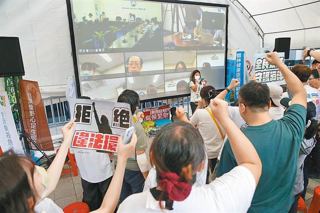 環保署7日再審協和電廠四接環評案，多名立委認為有程序問題要求擇期再審，但會議二度休息後環保署卻突然更換會議地點繼續審查並直播，此舉引發場外環團不滿。（本報資料照片）