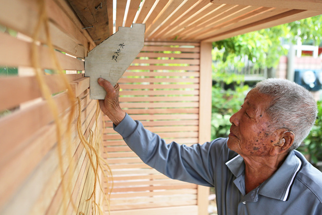 日本和洋式近代建築，裝飾性線條多，需自製拖線線板刻畫出線條紋路。(攝影/楊為仁)