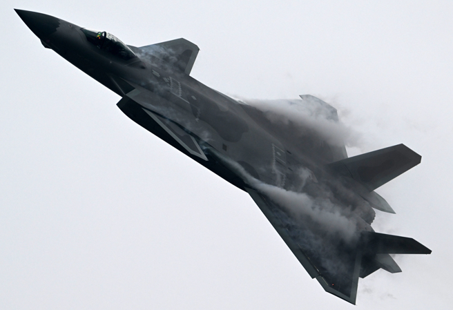 中方空军歼-20隐形战机在珠海国际航展中心上空进行适应性飞行训练的资料照。 （新华社） 