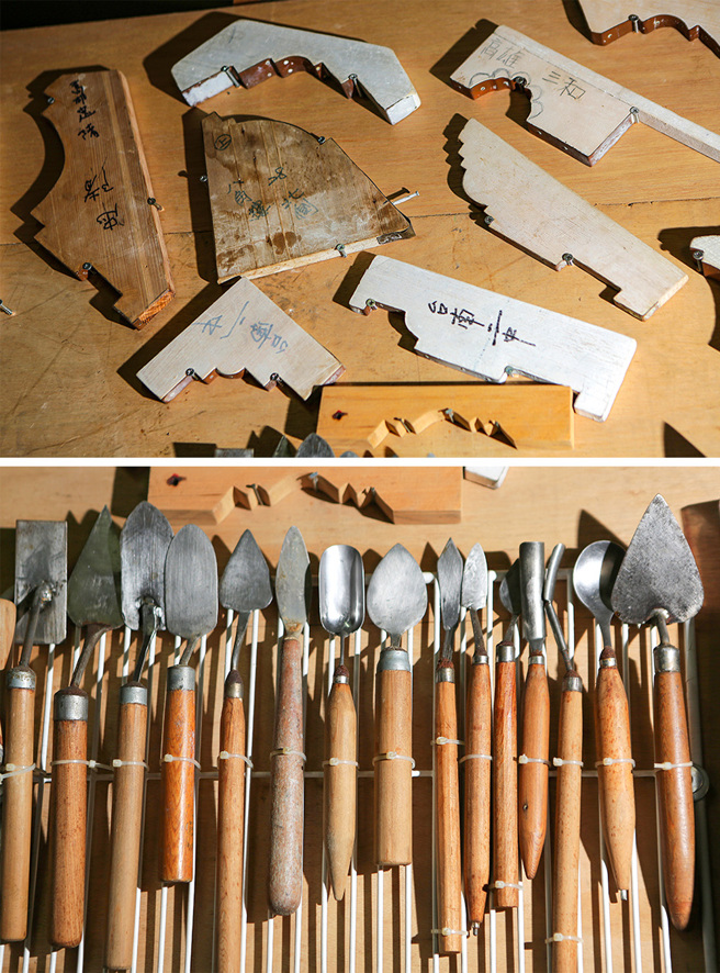 蘇清良匠師將各地修復古蹟所使用的拖線線板（上方）及自製花匙（下方），好好地收藏在工作室裡，拖線線板上頭註記來自何處。(攝影/楊為仁)