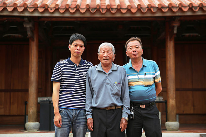 人間國寶蘇清良匠師（中），與從事建築工程的兒子蘇神男（右），以及向他拜師的孫子蘇建銘（左），建築志業傳承三代，國寶級手藝得以繼續傳承。（攝影/楊為仁)