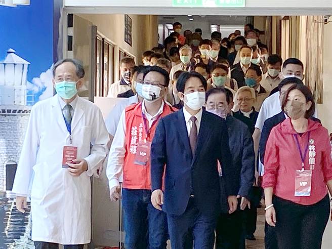 副總統賴清德（前）8日參加台中榮總高階醫學影像中心揭牌及台灣骨髓移植超越1萬例慶祝活動。（陳淑芬攝）