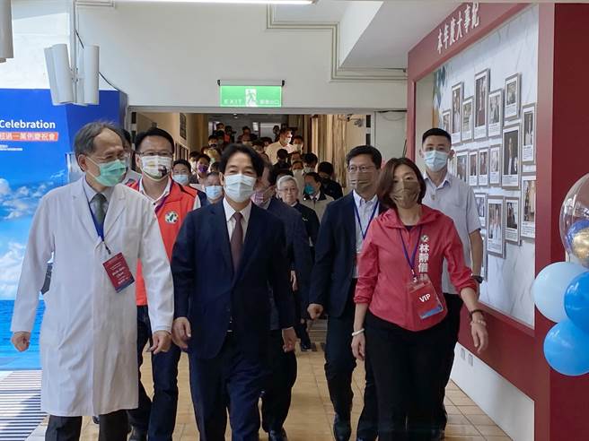 副總統賴清德（中）8日參加台中榮總高階醫學影像中心揭牌及台灣骨髓移植超越1萬例慶祝活動。（陳淑芬攝）