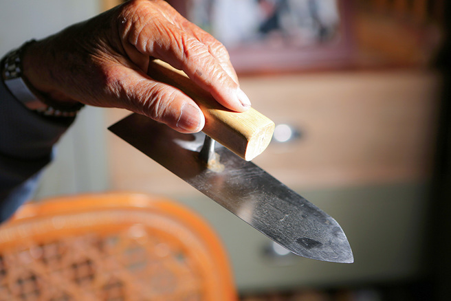 抹刀是抹牆的基本工具，有木抹刀、鐵抹刀、鋼板抹刀等多種材質，如果市面上沒有適合的工具，則要為建築量身打造自製抹刀。(攝影/楊為仁)