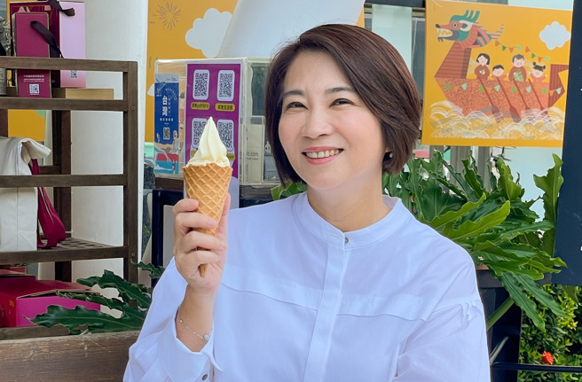 周春米在脸书行销屏东游玩活动跟冰淇淋。（图取自周春米脸书）