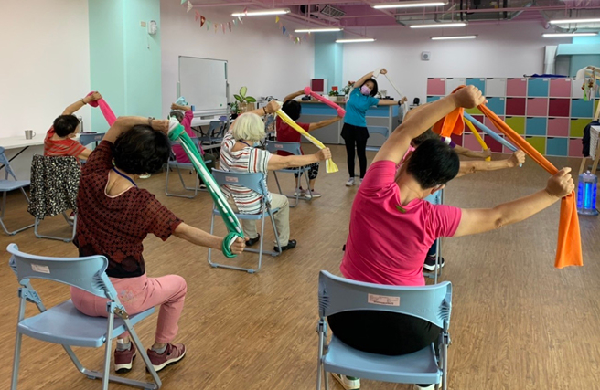 在寬敞明亮的教室內教長者們做毛巾操活動。(圖片提供/台灣寬霖關懷協會)
